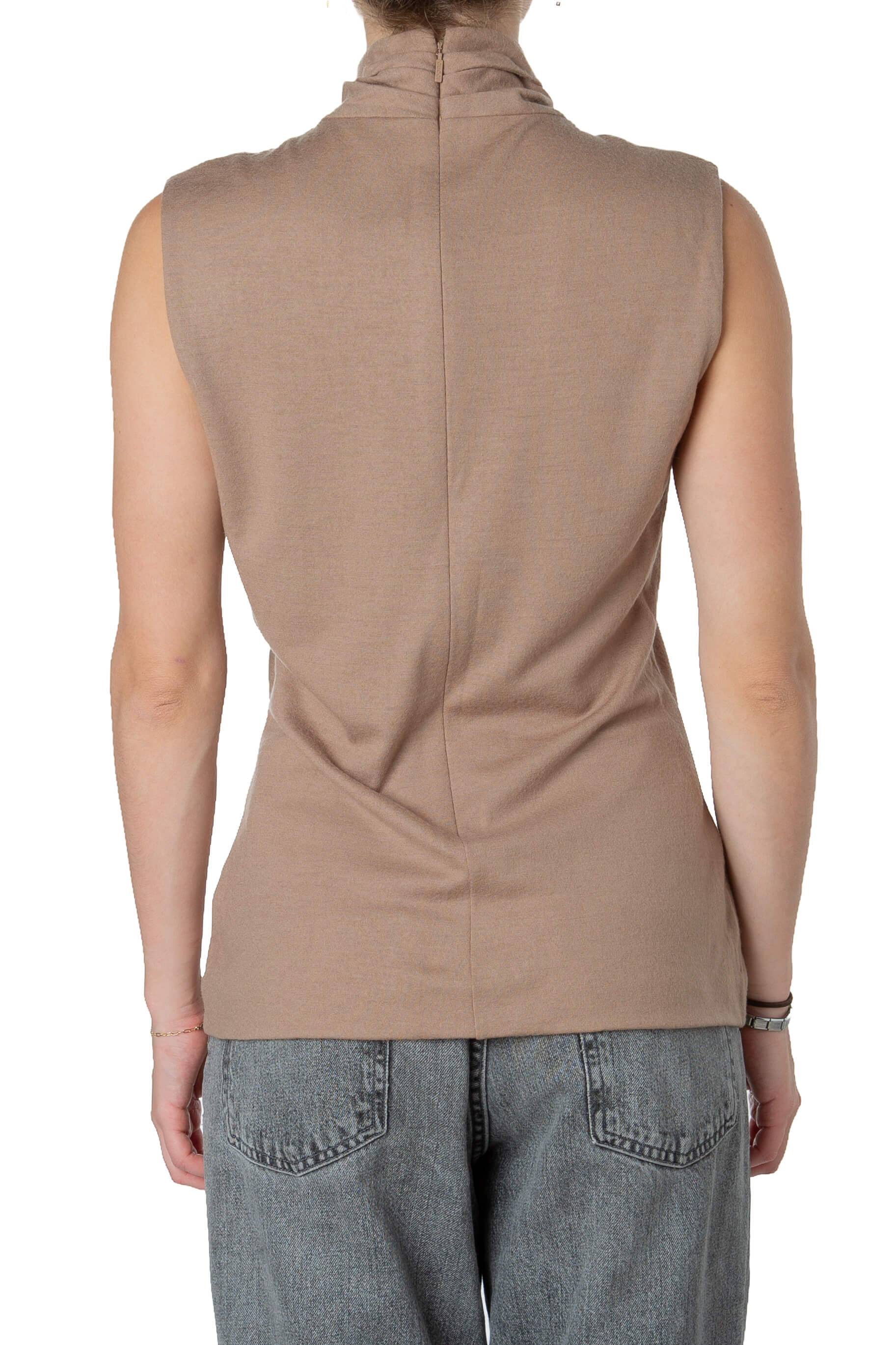 Blusa Gucci café claro sin mangas con drapeado y broche, vista trasera