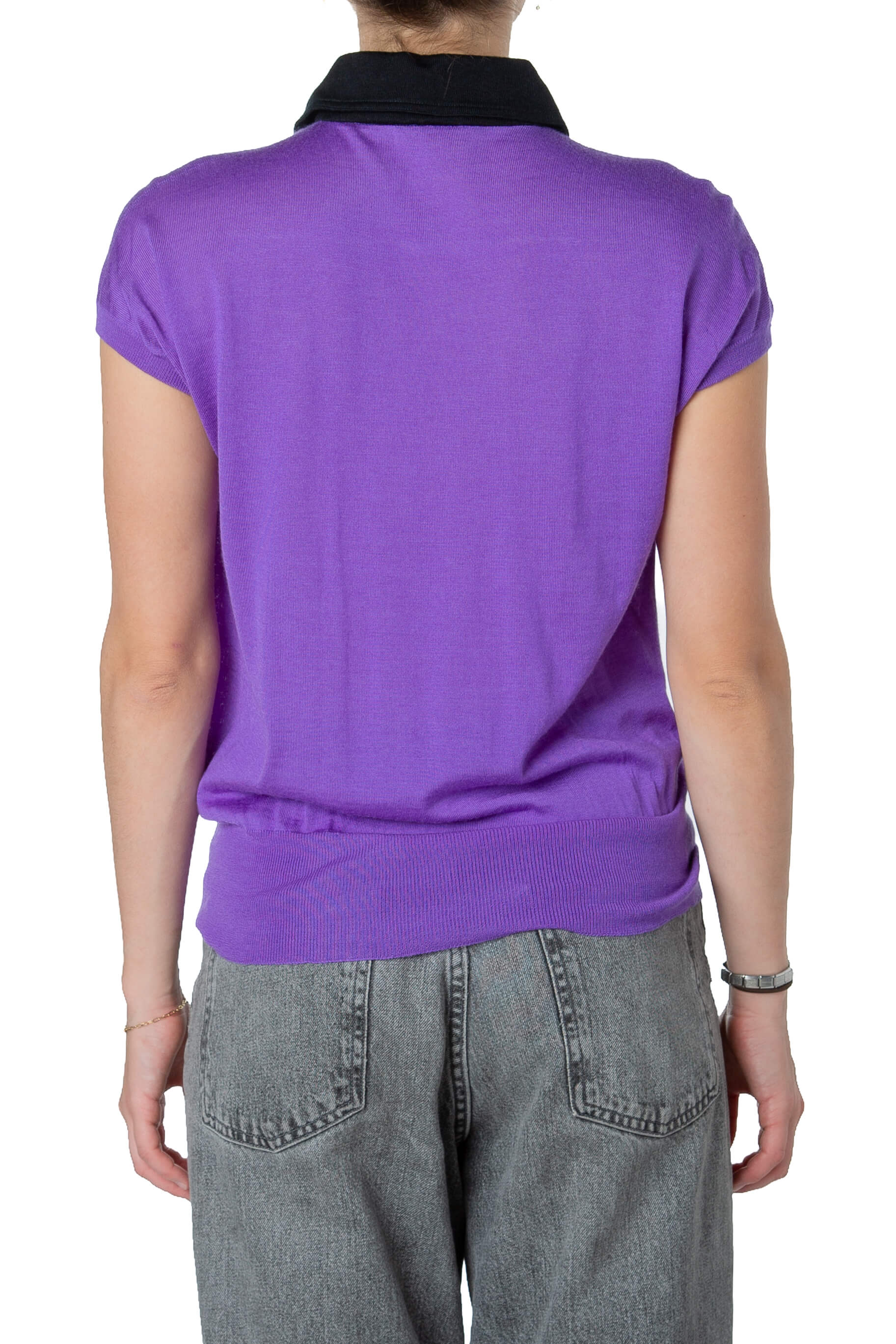 Suéter tipo polo Gucci morado con cuello negro, vista trasera