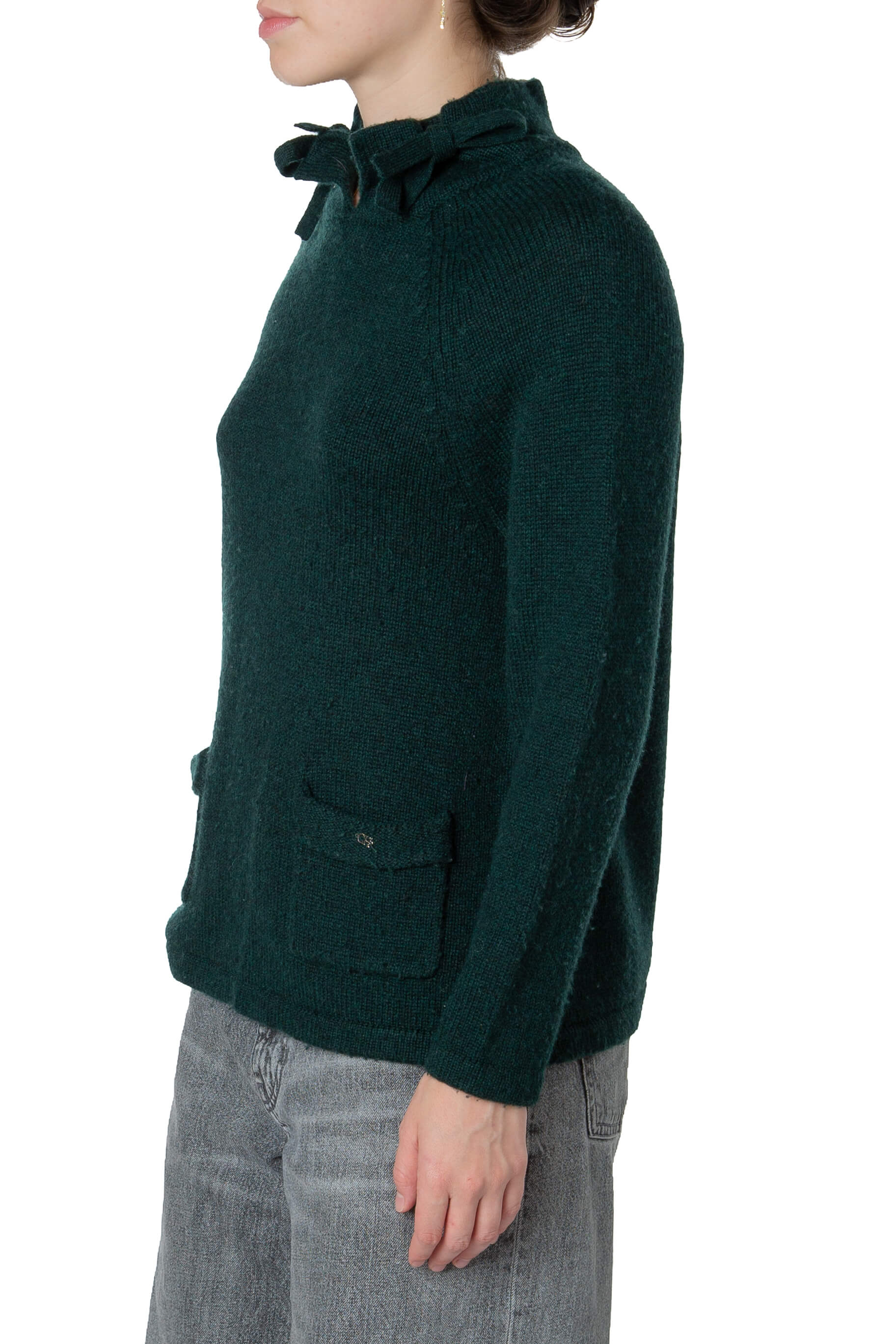 Suéter CH by Carolina Herrera verde oscuro de cuello alto, vista lateral