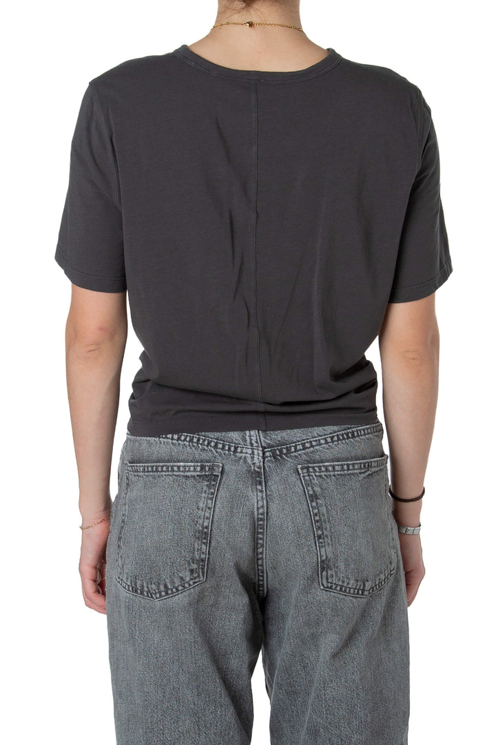 Playera deportiva Lululemon gris carbón, detalle de la espalda | ClosetRehab