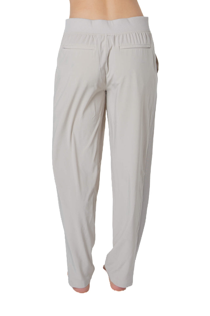 Pantalón Athleta beige, detalle de la pretina trasera | ClosetRehab