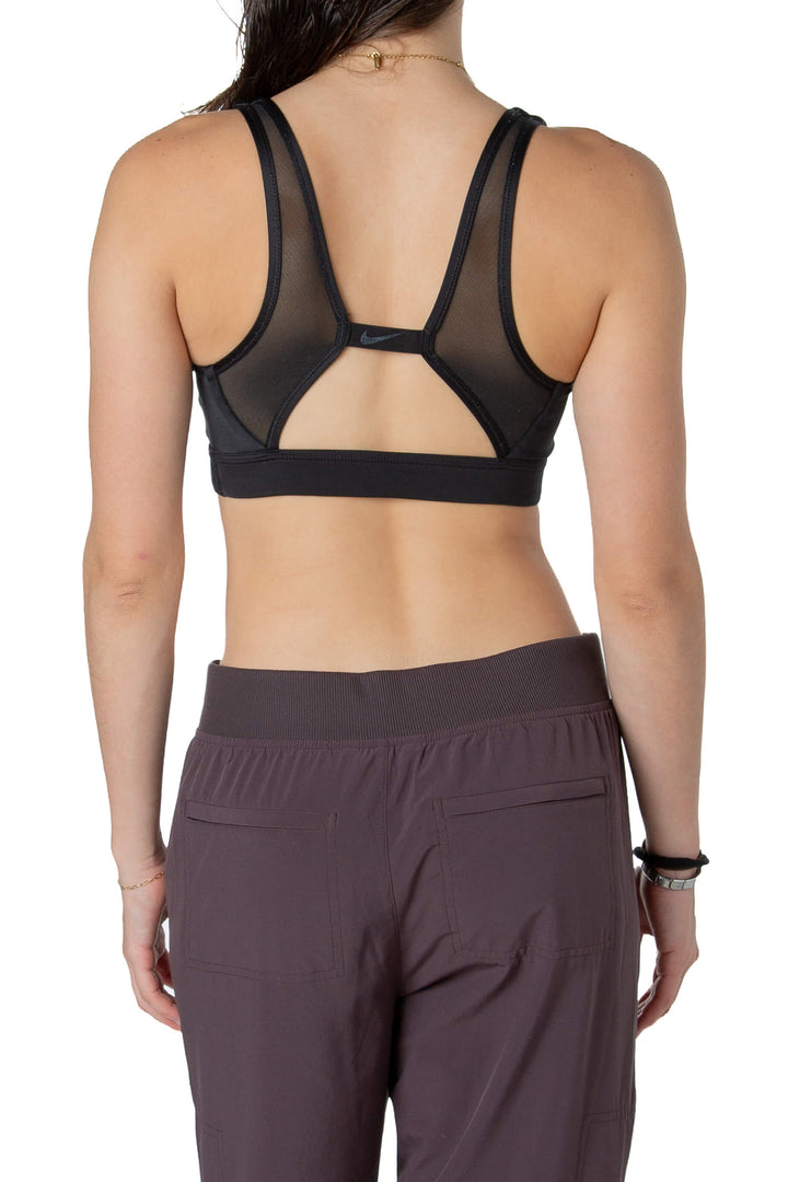 Top deportivo Nike negro con estampado blanco, vista trasera