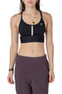 Top deportivo Nike negro con detalles blancos, vista frontal