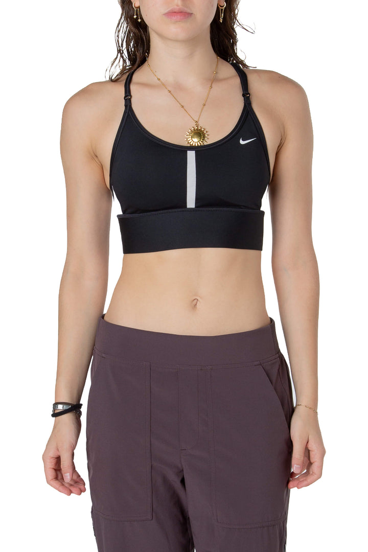 Top deportivo Nike negro con detalles blancos, vista frontal