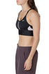 Top deportivo Nike negro con detalles blancos, vista lateral