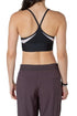Top deportivo Nike negro con detalles blancos, vista trasera