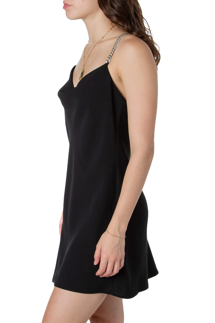 Vestido Zara negro con tirantes de cadena, vista lateral