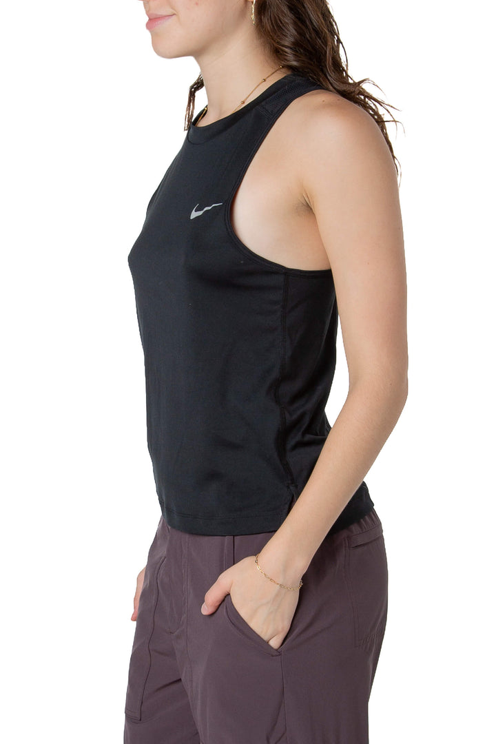 Blusa deportiva Nike negra sin mangas, vista lateral