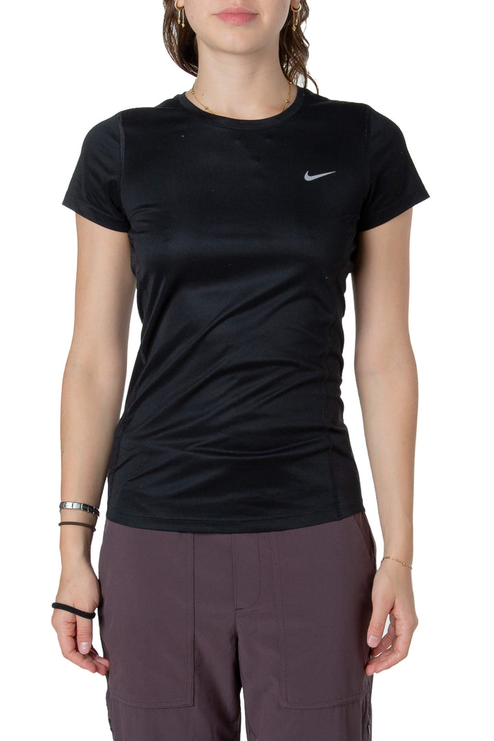 Playera deportiva Nike negra manga corta, vista frontal