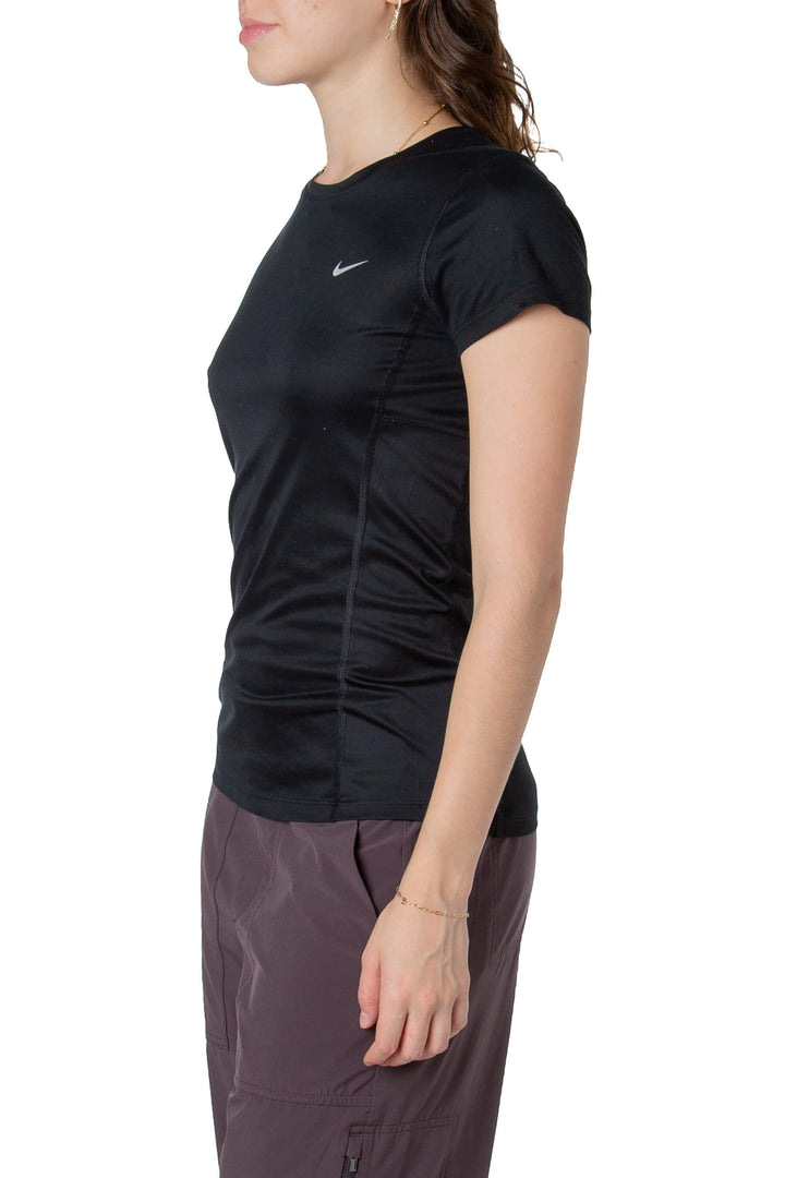 Playera deportiva Nike negra manga corta, vista lateral