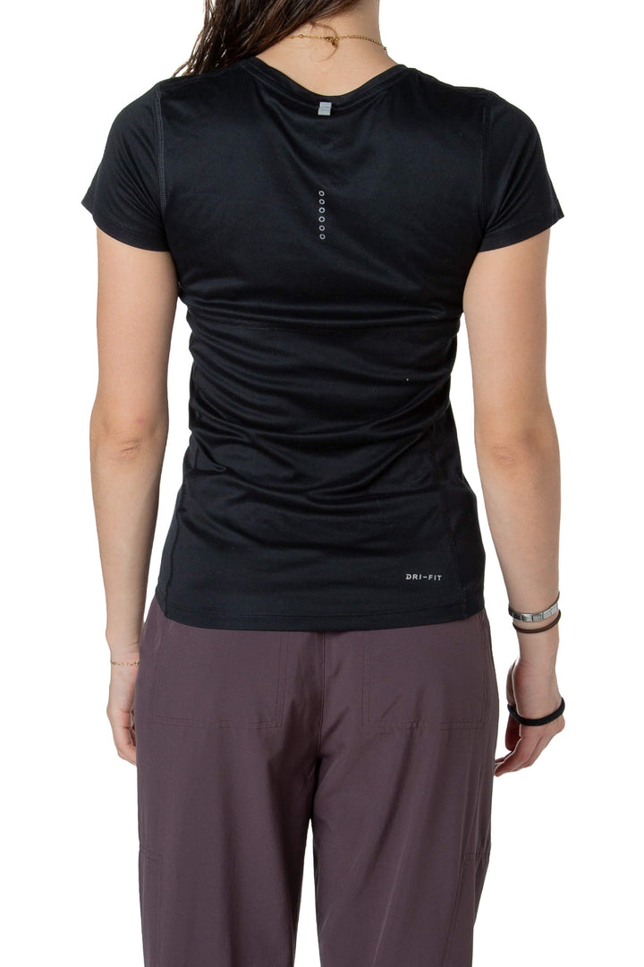 Playera deportiva Nike negra manga corta, vista trasera