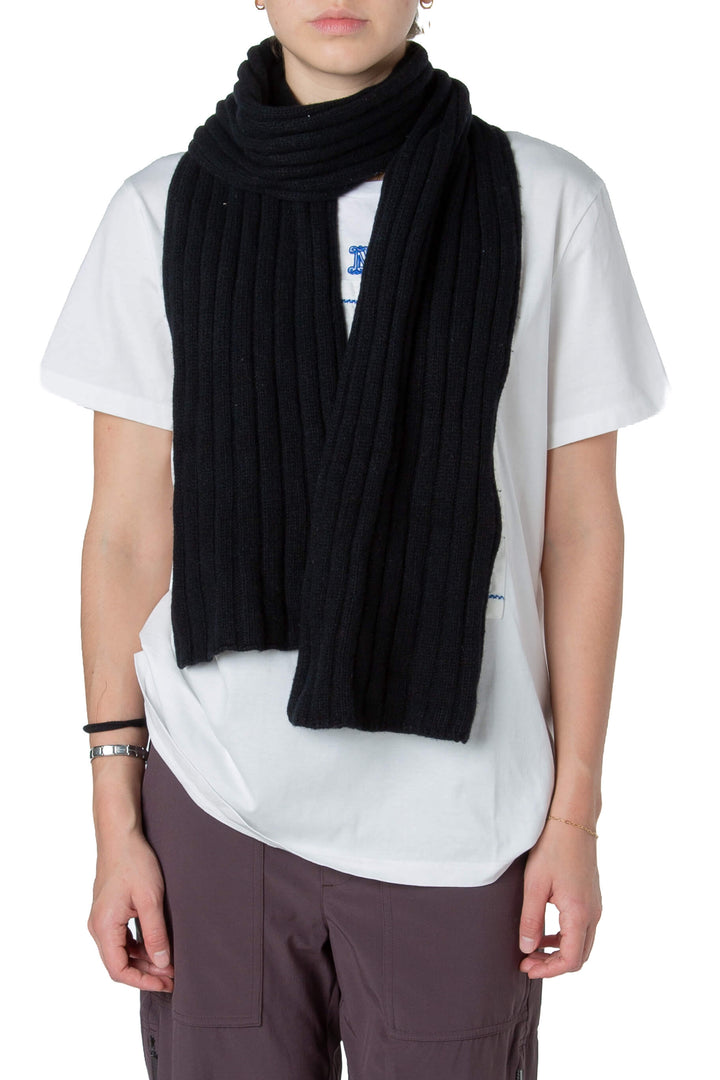 Bufanda Benetton tejida negro, vista lateral