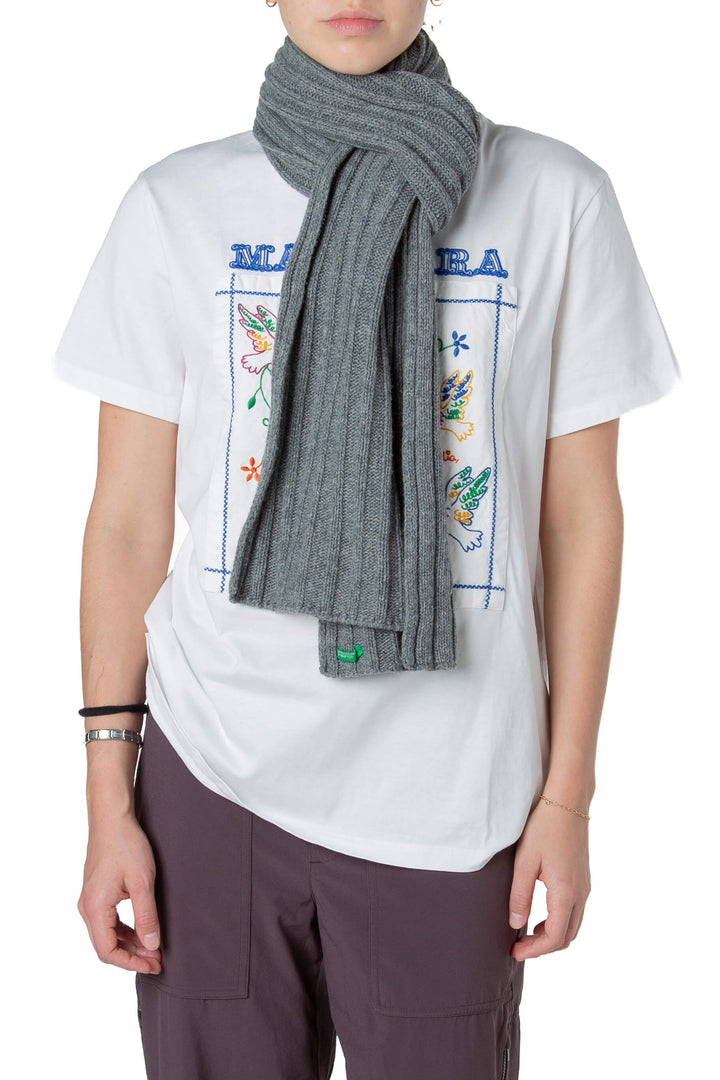 Bufanda Benetton tejida gris, vista frontal