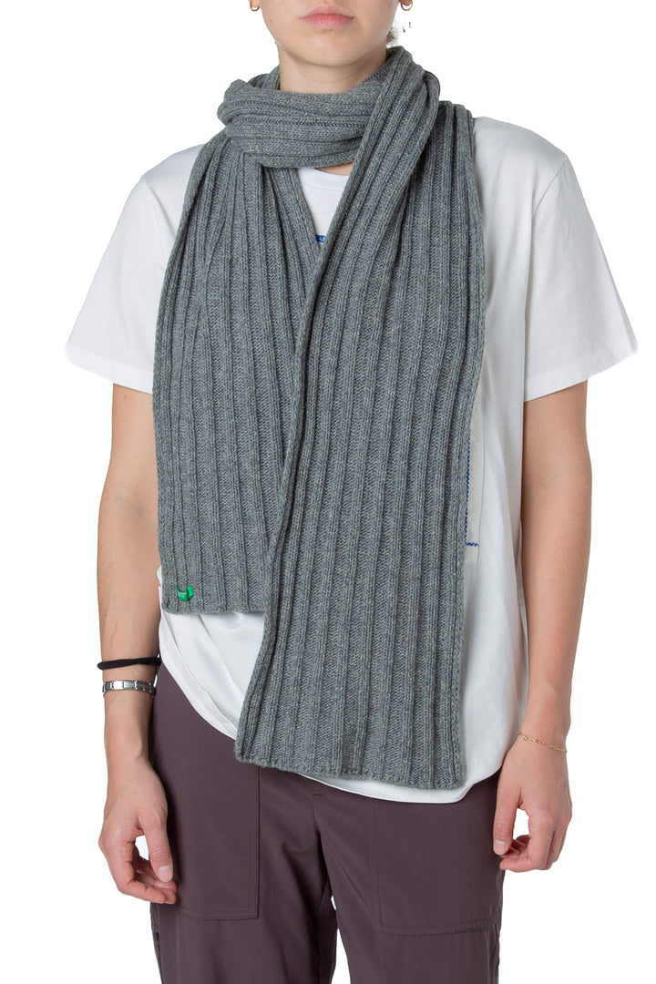 Bufanda Benetton tejida gris, vista lateral