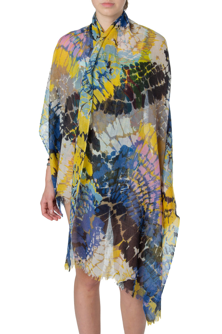 Mascada BCBGMAXAZRIA estampada azul y amarillo, vista frontal