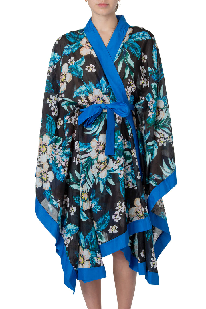 Salida de baño DVF kimono floral negro con azul, vista frontal