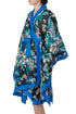 Salida de baño DVF kimono floral negro con azul, vista lateral