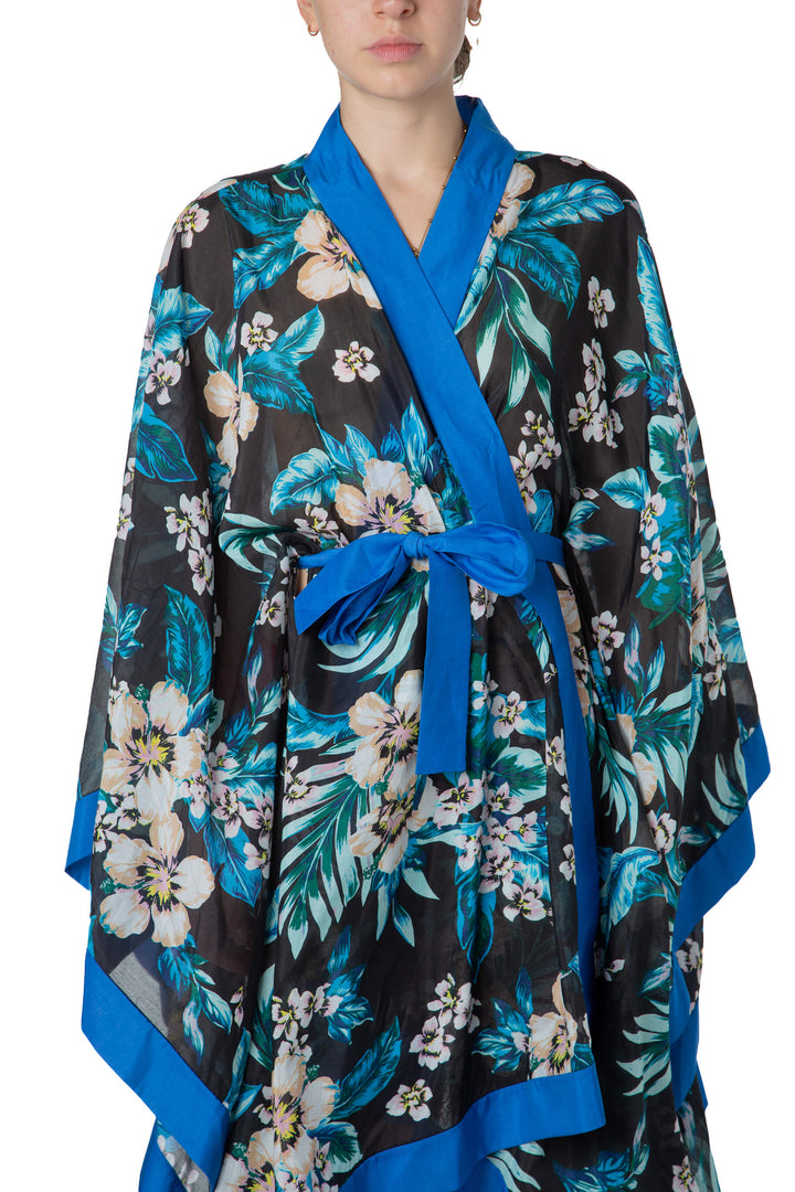 Salida de baño DVF kimono floral negro con azul, vista frontal abierta