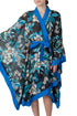 Salida de baño DVF kimono floral negro con azul, vista lateral de manga