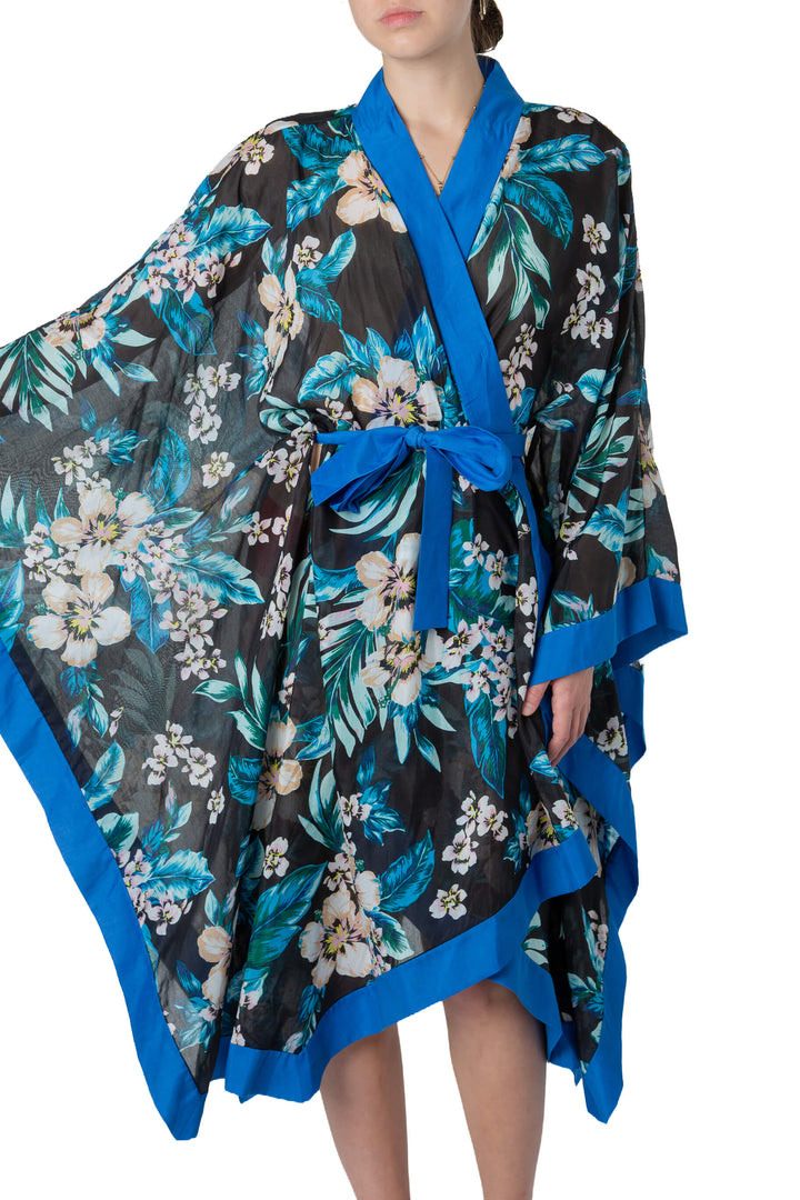 Salida de baño DVF kimono floral negro con azul, vista lateral de manga