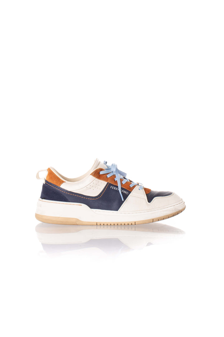 Vista lateral de tenis Ferragamo Dennis en piel crema con paneles azul marino y naranja