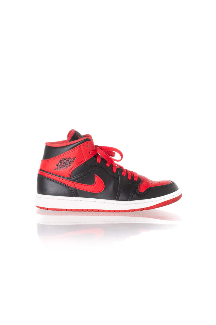 Vista lateral de Air Jordan 1 Mid Alternate Bred negro y rojo