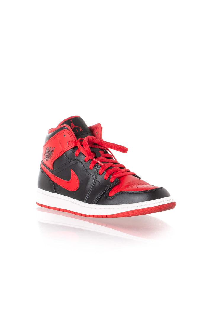 Par de Air Jordan 1 Mid vistos desde el talón
