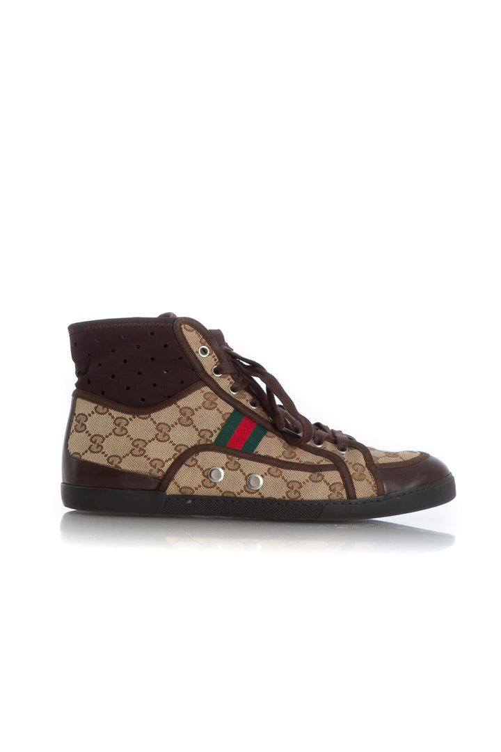 Vista lateral de tenis altos Gucci en tela GG café con franja Web verde y roja