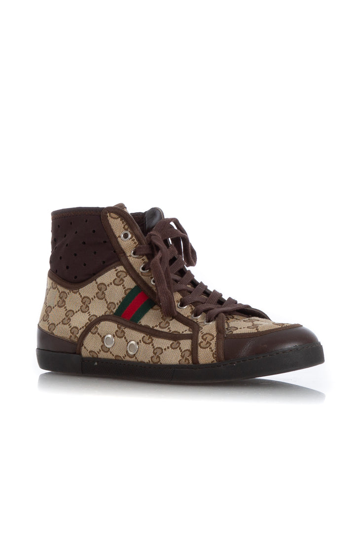 Par de tenis altos Gucci GG vistos de frente