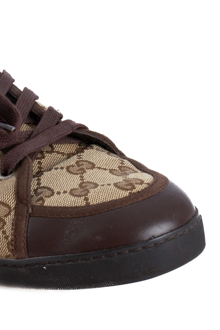 Suela oscura del tenis Gucci
