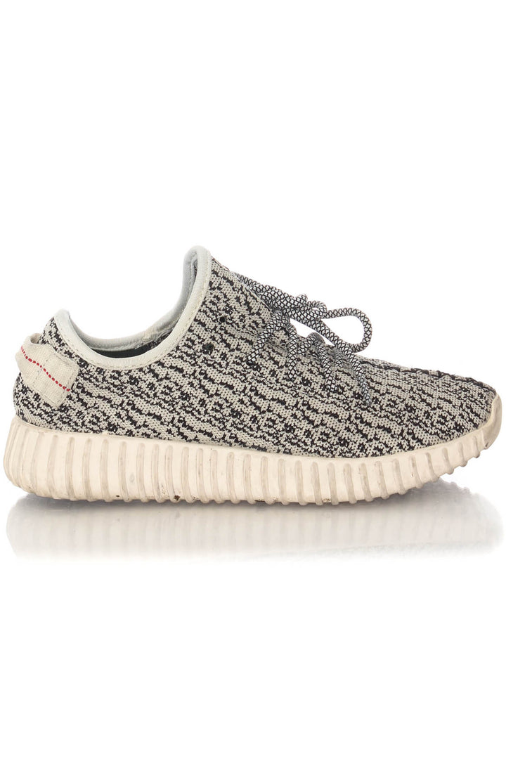 Zapato Adidas YEEZY gris, vista frontal – ClosetRehab