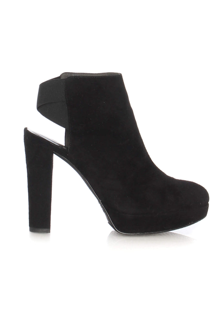 Zapato Stuart Weitzman negro, vista frontal – ClosetRehab