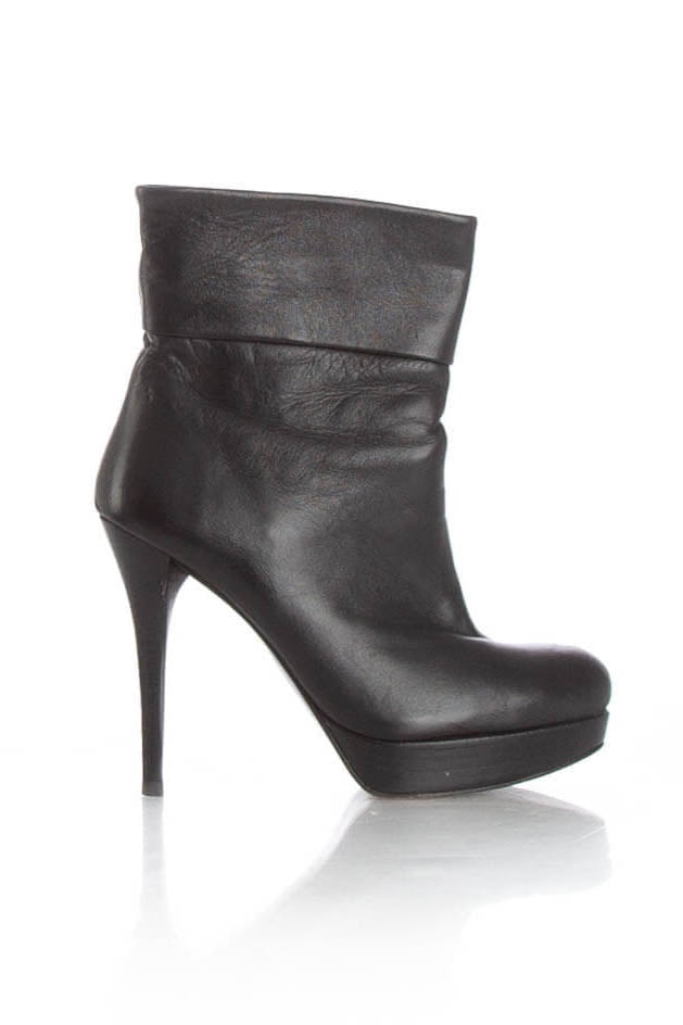 Zapato Stuart Weitzman negro, vista frontal – ClosetRehab