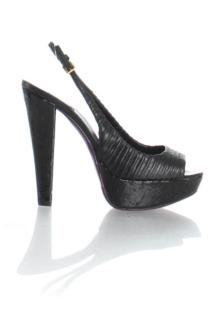 Zapato Miu Miu negro, vista frontal – ClosetRehab