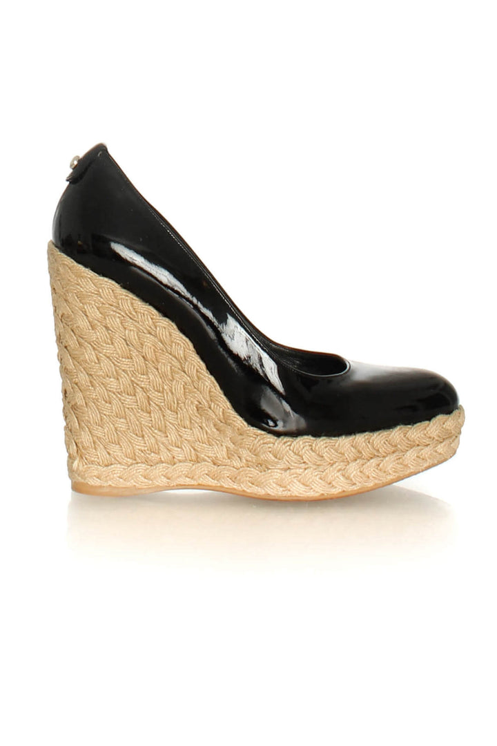 Zapato Stuart Weitzman negro, vista frontal – ClosetRehab