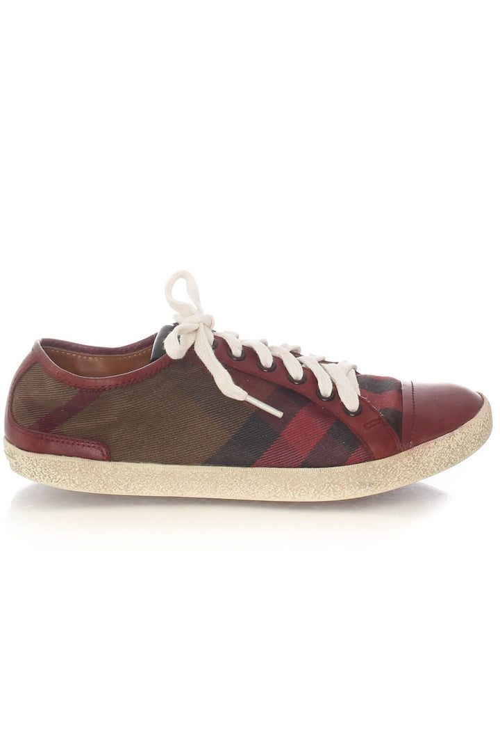 Zapato Burberry rojo, vista frontal – ClosetRehab
