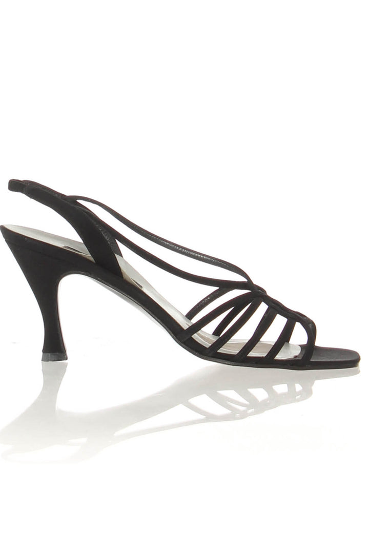 Zapato Stuart Weitzman negro, vista frontal – ClosetRehab