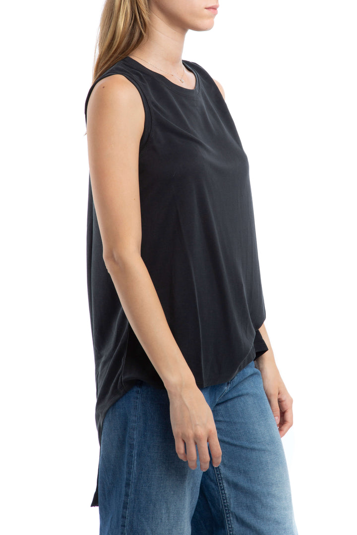 Blusa BCBGMAXAZRIA negra sin mangas, vista lateral