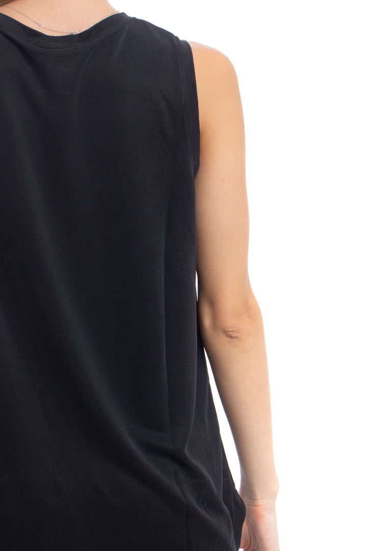 Blusa BCBGMAXAZRIA negra sin mangas, detalle de la espalda