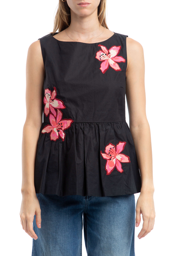 Blusa Kate Spade negra sin mangas con flores rosas, vista frontal