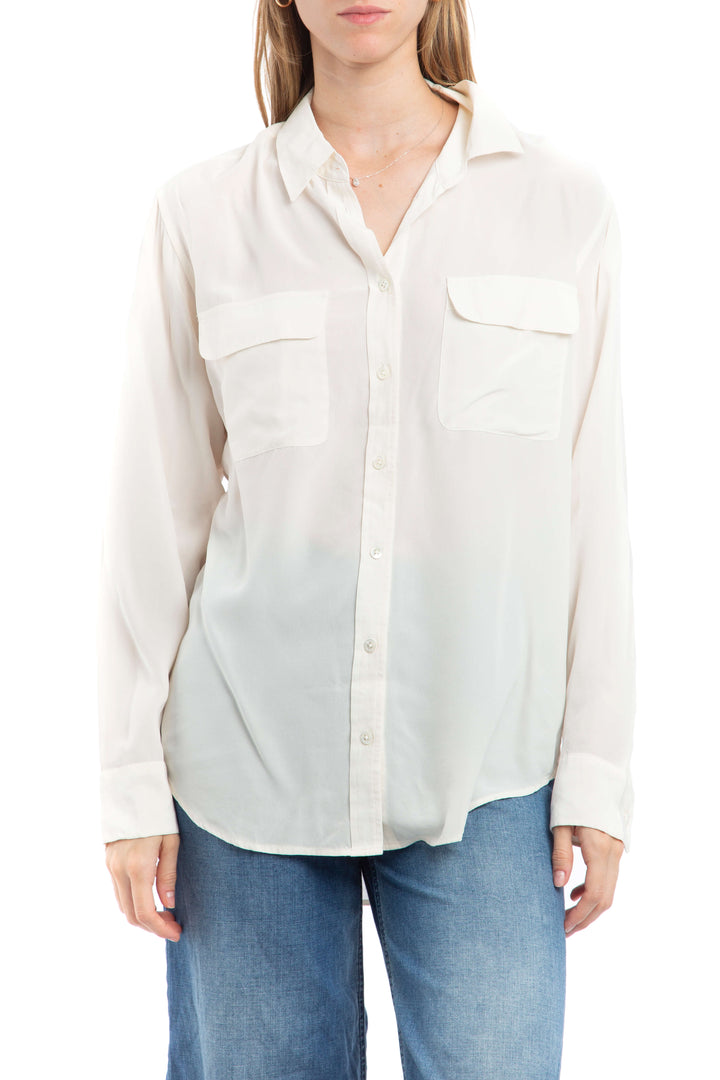 Blusa Equipment de seda marfil de manga larga con bolsillos, vista frontal