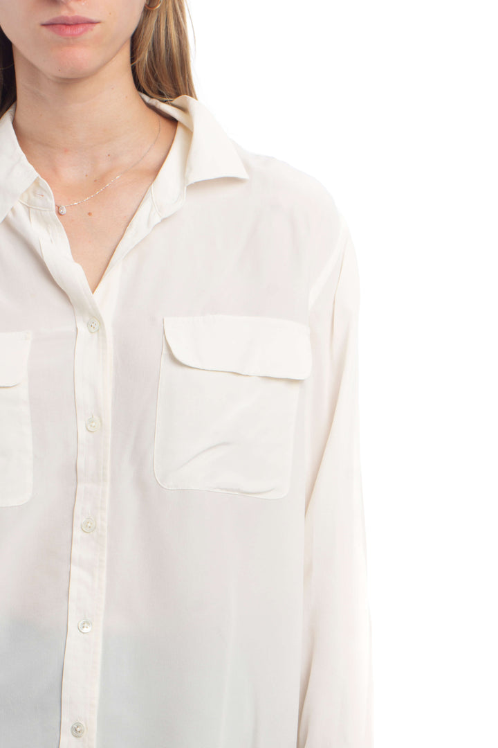 Blusa Equipment de seda marfil de manga larga con bolsillos, detalle del escote