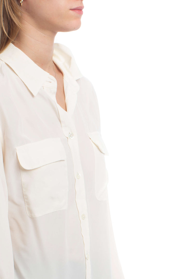Blusa Equipment de seda marfil de manga larga con bolsillos, detalle lateral