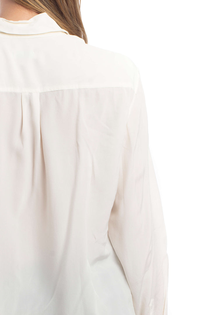 Blusa Equipment de seda marfil de manga larga con bolsillos, detalle de la espalda