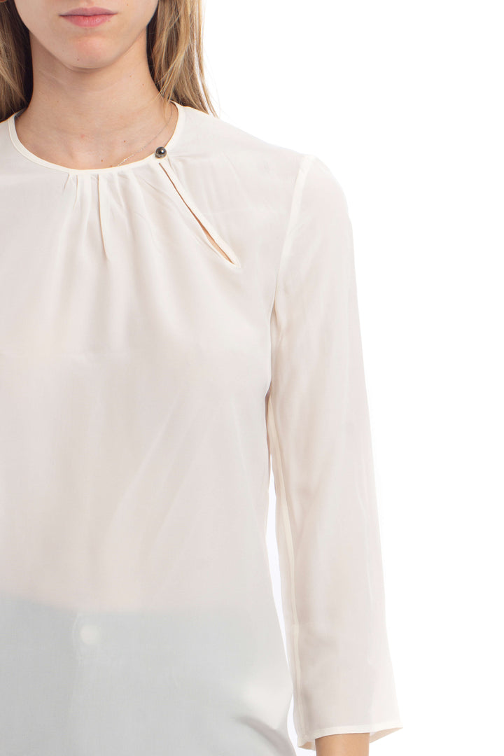 Blusa Salvatore Ferragamo de seda marfil, detalle del escote