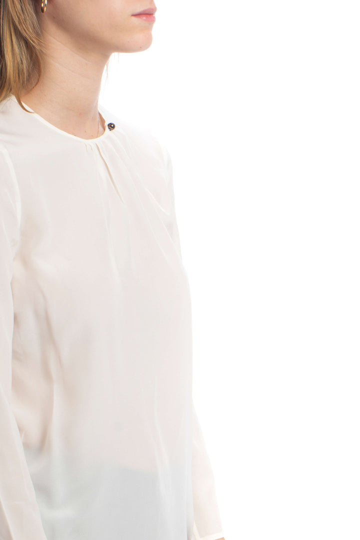 Blusa Salvatore Ferragamo de seda marfil, detalle lateral