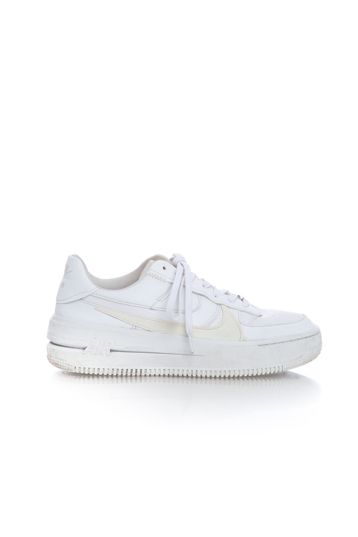 Zapato Nike blanco, vista frontal – ClosetRehab
