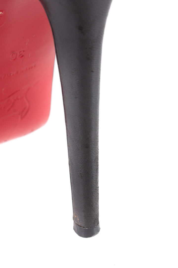 Pumps Christian Louboutin negro talla 6 USA, detalle de desgaste | ClosetRehab