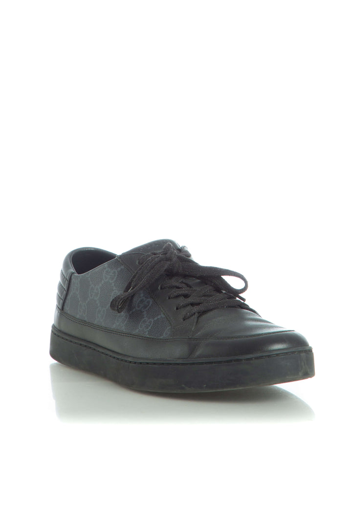 Tenis Gucci negro GG Supreme, par visto de frente