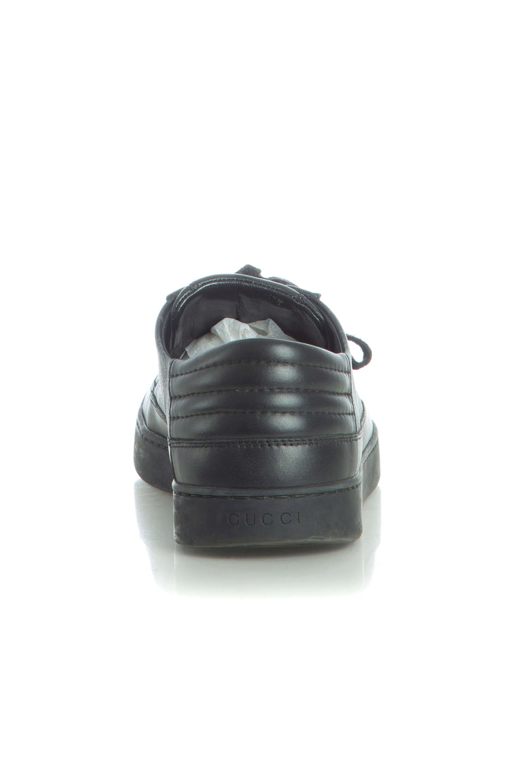 Tenis Gucci negro GG Supreme, par visto desde el talón